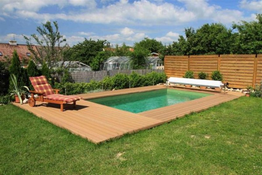 Nem feltétlenül van szükség költséges, földbe süllyesztett medencére ahhoz, hogy felfrissülj a nyári melegben. A medence helyett kerti hűsölés számos egyszerűbb és rugalmasabb megoldással is megvalósítható, legyen szó gyors csobbanásról vagy egy hosszabb, nyugodt kikapcsolódásról. Egy k...