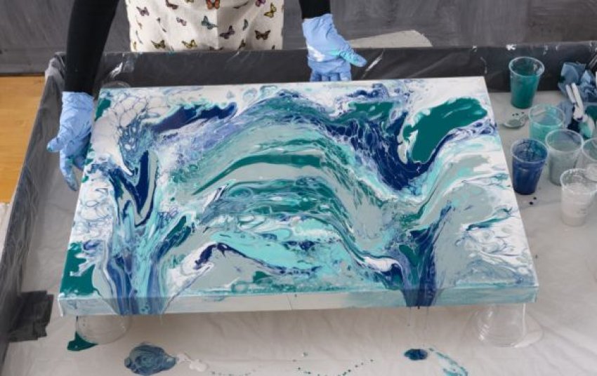 Az akrilöntés – más néven akril pouring – egy különleges festési technika, ahol a színek szinte véletlenszerűen keverednek a felületen, mégis lenyűgöző, modern hatású végeredményt hoznak létre. A módszerrel teljesen egyedi minták születnek, ráadásul nemcsak vásznon, hanem akár bútorokon va...