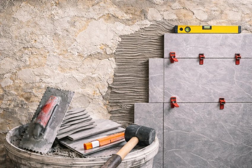 Az egyenetlen fal az egyik leggyakoribb kihívás felújítás során. Első ránézésre még nem tűnik komoly problémának, de amikor burkolni kell rá, gyorsan kiderül, hogy itt már nem fér bele a „majd jó lesz” hozzáállás. Ha az alap nincs rendben, a burkolat sem lesz az: elálló lapok, hajszálrepedések &...