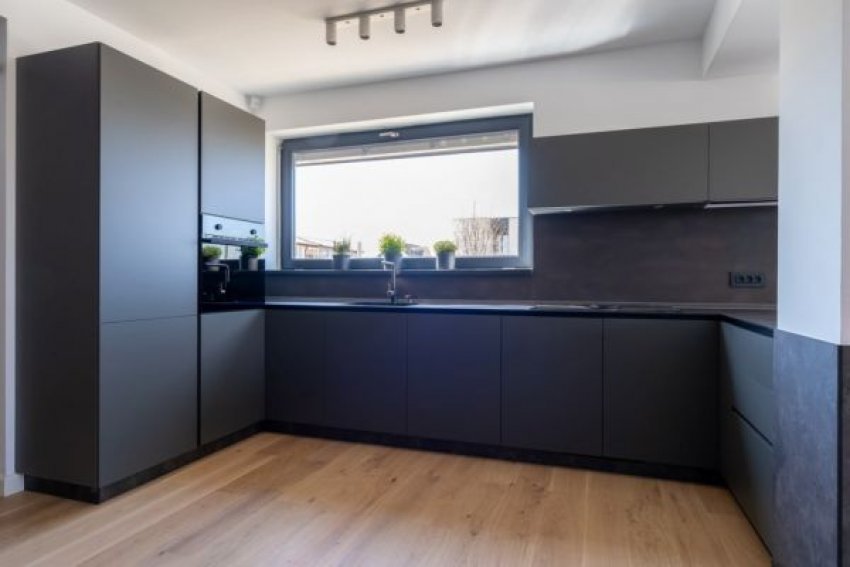 Egy Párizs egyik elegáns negyedében található modern lakást mutatunk be, amely kiváló példája annak, hogyan működik jól a világos és fekete konyha kombináció egy letisztult, mégis karakteres enteriőrben. A világos felületek tágasságot és nyugalmat sugároznak, míg a fekete konyhabútor e...