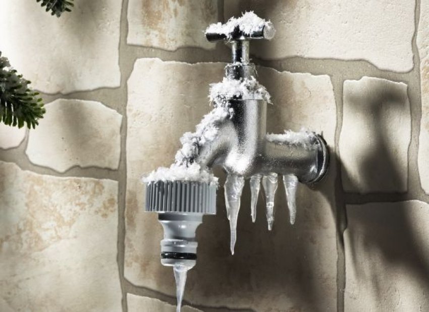 Ahogy beköszönt a hideg idő, a kerti vízvételi helyek különösen érzékennyé válnak. A csövekben maradó víz megfagyhat és kitágulhat, ami könnyedén ...