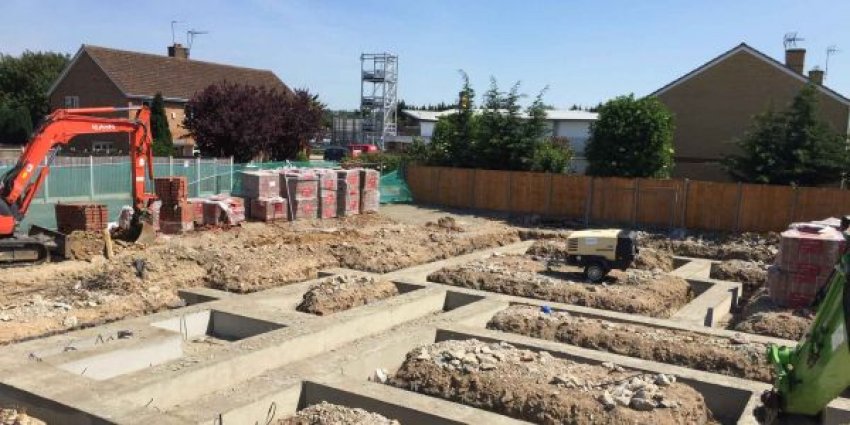 Az építkezés elején van egy szakasz, ami kívülről talán kevésbé látványos, mégis ezen múlik szinte minden: a földmunka. Ez az a fázis, amely meghatározza az alapozás minőségét, az épület stabilitását, sőt, hosszú t&...