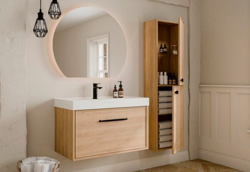 Egy kisebb fürdőszoba felújítása mindig kihívás, különösen akkor, ha egyszerre szeretnél több tárolóhelyet, letisztult megjelenést és kényelmes használatot. A kis fürdőszoba berendezése praktikusan azonban jól átgondolt bútorválasztással és tudatos elrendezéssel könnyen m...