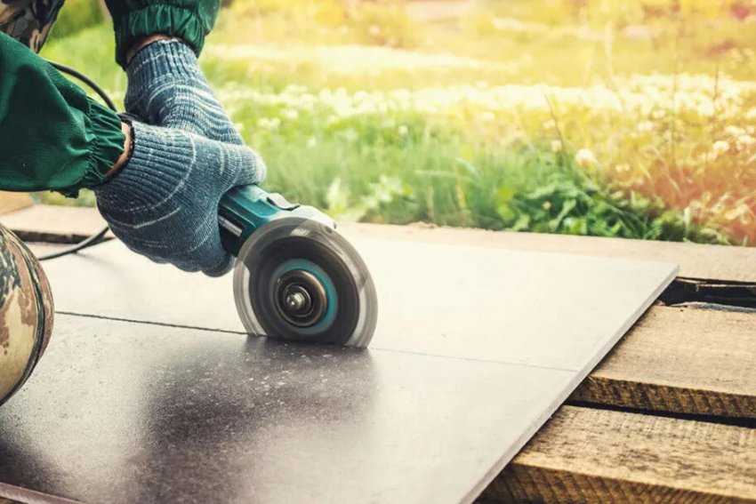 A burkolási munkák egyik legfontosabb és egyben legérzékenyebb lépése a lapok pontos méretre vágása. A csempe és a járólap anyaga jellemzően kemény, rideg szerkezetű, ezért a vágási technológia minősége közvetlenül befolyásolja a végeredmény esztétikáját és tartósságát. A ...