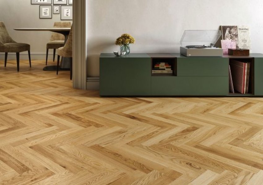 A halszálkamintás parketta elegáns, időtálló megjelenést ad a belső tereknek, ráadásul a tömör tölgyfa alapanyag kiváló stabilitást és hosszú élettartamot biztosít. Bár a halszálkás parketta fektetése nagyobb precizitást igényel, megfelelő előkészítéssel és tud...