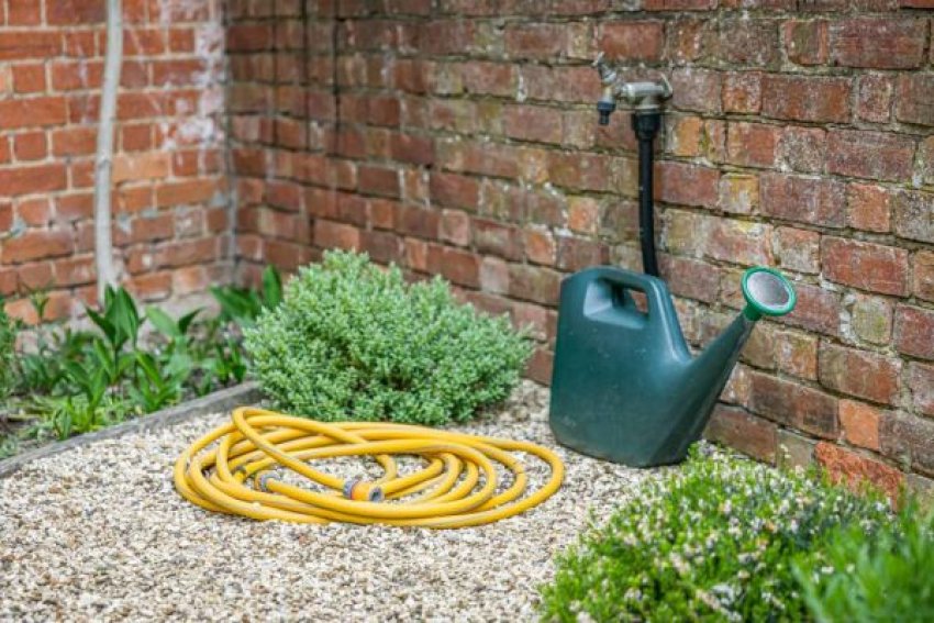 A kerti csap telepítése elsőre talán bonyolultnak tűnhet, valójában azonban egy jól átgondolt, lépésről lépésre haladó folyamattal bárki sikerrel megoldhatja. A kerti csap készítése nemcsak költséghatékony megoldás, hanem praktikus és személyre szabható is, ráadásul hosszú távon na...