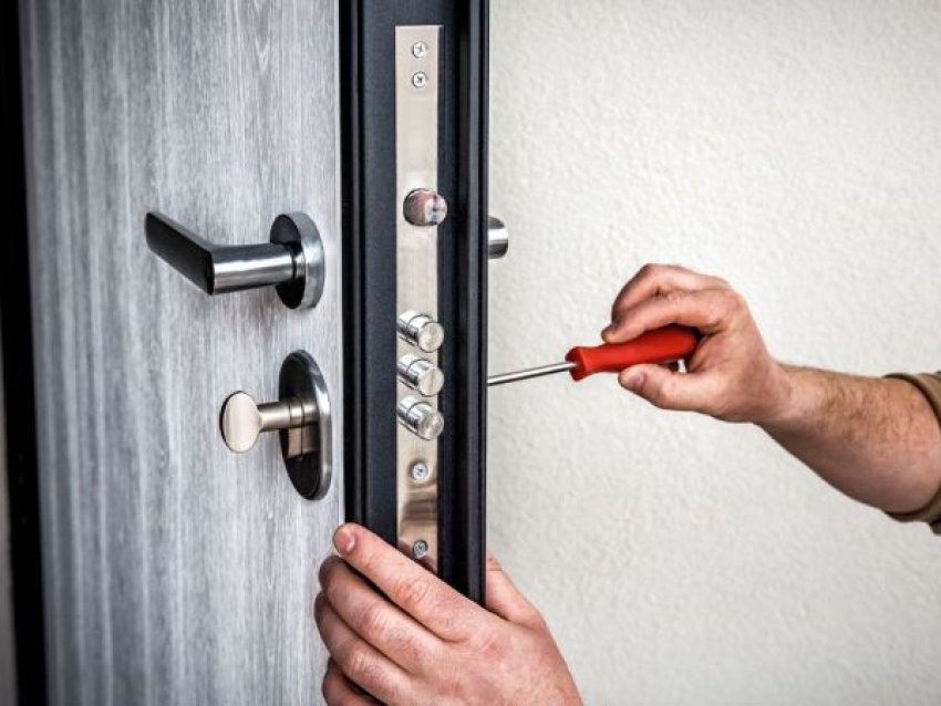 A megfelelő kapuzár kiválasztása alapvető fontosságú az otthonod és a kerted biztonsága szempontjából. Egy jól megválasztott zár nemcsak hatékony védelmet nyújt az illetéktelen behatolók ellen, hanem a mindennapi használatot is kényelmesebbé teszi, ezért érdemes olyan megoldást választani, a...