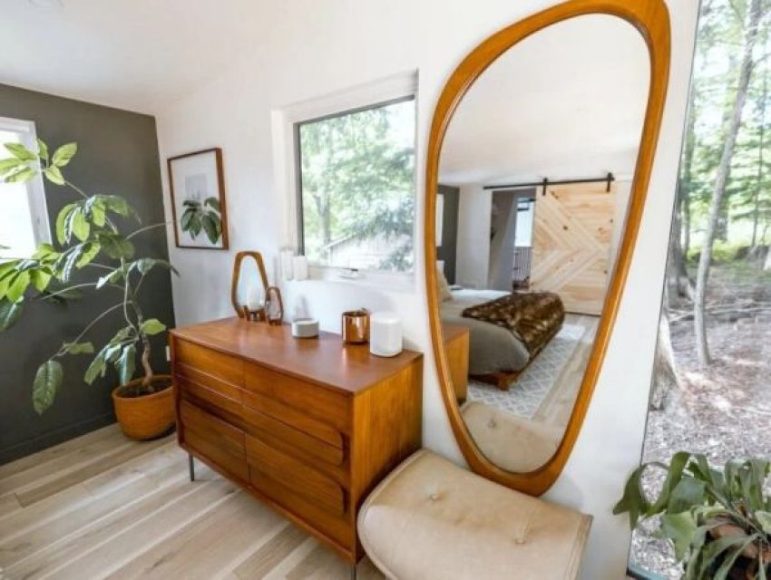 A tükör elhelyezése sokkal többről szól puszta dekorációnál. Egy jól megválasztott és okosan pozicionált tükör képes világosabbá tenni egy sötétebb helyiséget, optikailag megnövelni a teret, sőt még az enteriőr hangulatát is teljesen átalakíthatja. Legyen szó kis lakásról vagy tágas cs...