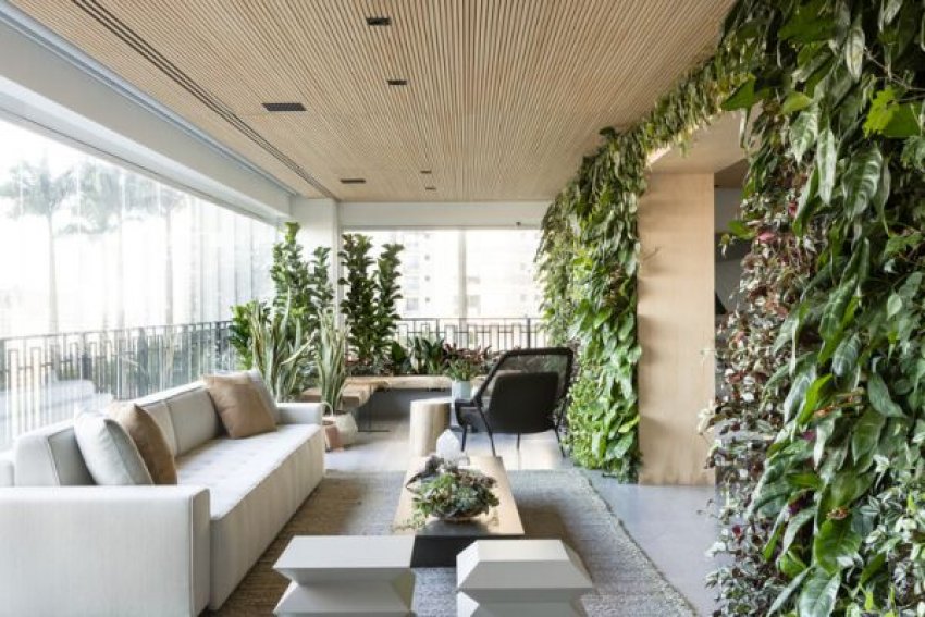 Sokan álmodozunk arról, hogy egy kertkapcsolatos otthonban élhessünk, ahol a természet közelsége a mindennapok része. A természetes hangulatú lakás kialakítása azonban akkor is megvalósítható, ha egy lakásban élünk: néhány tudatos döntéssel és jól elhelyezett zöld elemmel könnyedén...