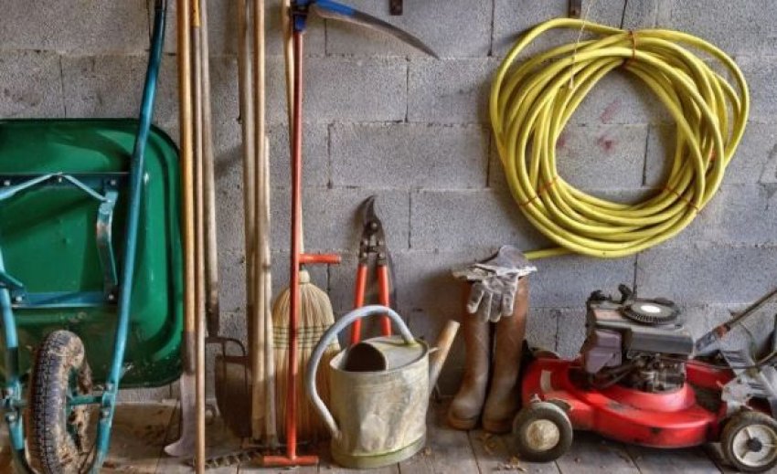 Ahogy a hőmérséklet fokozatosan csökken, a kert lassan felkészül a pihenőidőszakra. Ilyenkor azonban nemcsak a növényekről, hanem a szerszámokról és gépekről is gondoskodnod kell. A kerti eszközök téliesítése segít megelőzni a rozsdásodást, a fagy okozta károkat és a tavaszi kellemetlen meglepetéseket, r&aac...