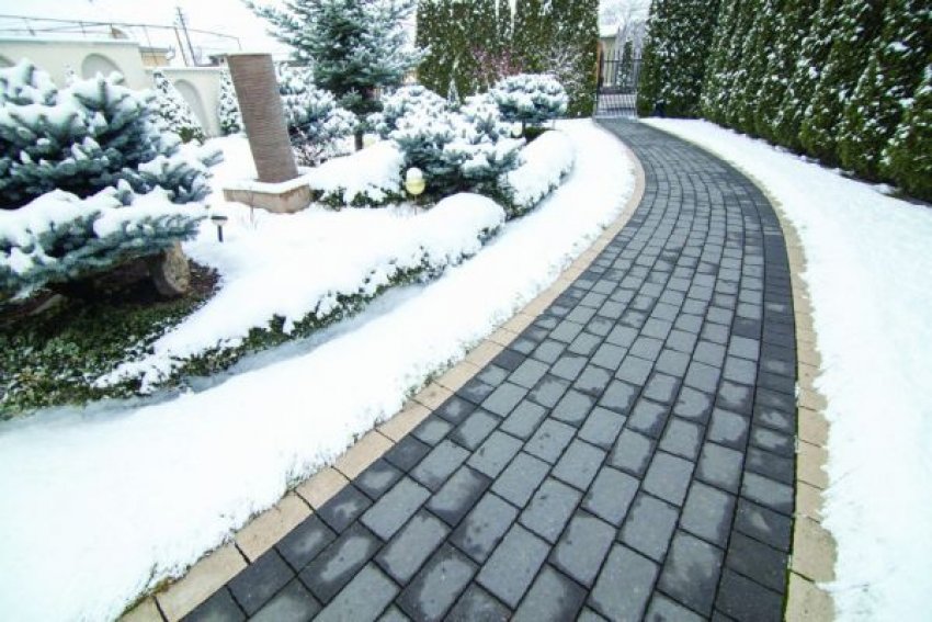 A téli hónapok egyik legtöbb bosszúságot okozó problémái a csúszós, jeges kerti...