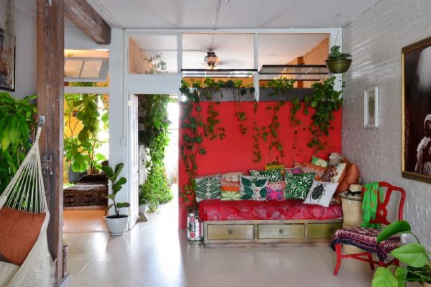 Az otthon berendezése legtöbbször a falak színének kiválasztásával, a padlóburkolattal és a bútorok elhelyezésével kezdődik, a növények pedig csak a végén kapnak szerepet. De mi történik akkor, ha valaki már a tervezéskor egy növényekkel teli lakásról álmodik, és a zöld ...