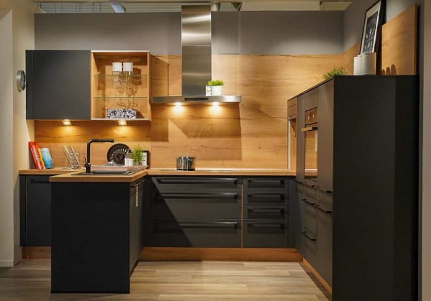 A modern városi lakások egyik legnagyobb kihívása a kis konyha berendezése és a kis alapterület hatékony kihasználása – különösen a konyha esetében. Sokan úgy gondolják, hogy egy kis konyha csak kompromisszumokkal működhet, pedig a megfelelő tervezéssel, okos megoldásokkal és letisztult formákkal akár s...