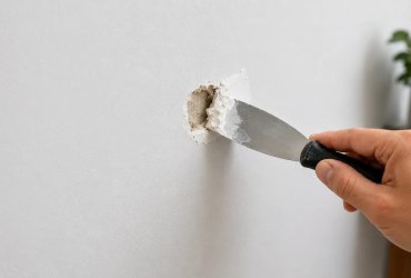Akár egy leszerelt polc, egy korábban felakasztott kép vagy egy véletlen ütődés miatt is könnyen keletkezhet kisebb sérülés a falon. Szerencsére ezek többségét nem szükséges szakemberrel kijavíttatni. A kisebb ...