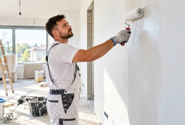 Festés, glettelés, vakolás vagy burkolás előtt az egyik legfontosabb feladat az alapfelület megfelelő előkészítése. Hiába választasz jó minőségű festéket, ragasztót vagy kiegyenlítőanyagot, ha az alatta lévő réteg nem biztosít megfelelő tapadást.
Ilyenkor kerül elő a mélyalapozó és a tapadóhíd k&eacute...
