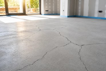 Az aljzatbeton az épületek egyik olyan szerkezeti eleme, amelyre a legtöbb esetben csak akkor figyelünk fel, amikor valamilyen probléma jelentkezik. Pedig ez a réteg biztosítja a burkolatok megfelelő alátámasztását, hozzájárul a padló stabilitásához, és fontos szerepet játszik ...