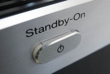 Van az a pillanat, amikor este lekapcsolod a lámpát, becsukod az ajtót, és azt hiszed: minden rendben, az otthonod pihen. Aztán ott villog egy apró piros LED, halkan zúg valami a sarokban, és...