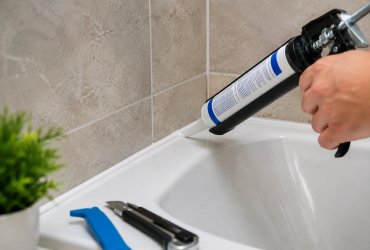 A fürdőszobában található szilikon tömítések fontos szerepet töltenek be a nedvesség elleni védelemben. A kád, a zuhanykabin, a mosdó vagy akár a falburkolatok találkozásánál kialakított szilikonréteg megakadályozza, hogy a víz a ...