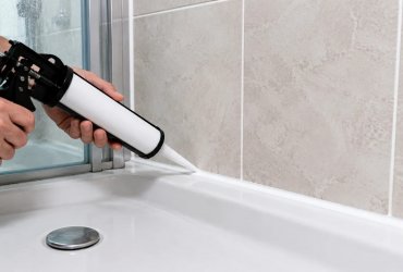 A fürdőszobában a szilikon tömítés fontosabb szerepet tölt be, mint azt sokan gondolnák. Nem csupán esztétikai elem, hanem megakadályozza, hogy a víz a burkolatok mögé vagy a fal szerkezetébe jusson. Idővel azonban a legjobb minőségű sza...