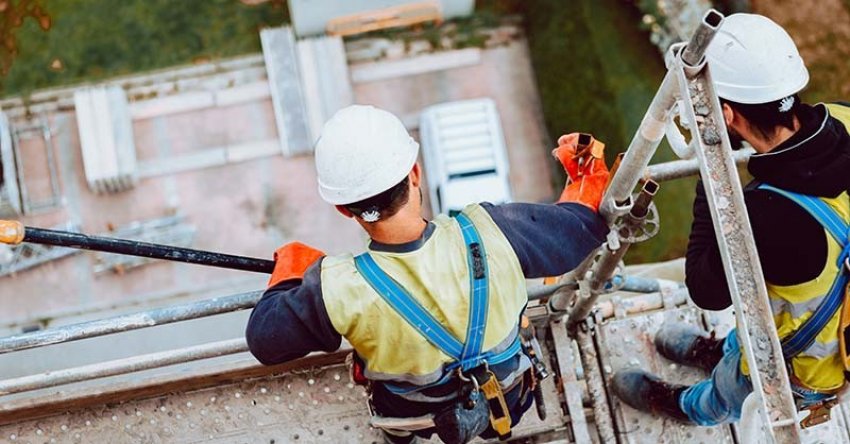 Az építőipar az egyik legkockázatosabb ágazat, ahol a munkabalesetek jelentős része magasból történő lezuhanás következménye. A leesés elleni védelem magasban végzett munkáknál ezért nem pusztán ajánlás, hanem kötelező érvényű előírás, amelynek betar...