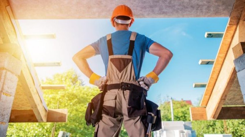 Felújítás vagy építkezés tervezésekor sokan abból indulnak ki, hogy megfelelő költségkerettel bármilyen munkára könnyen lehet szakembert találni. A valóság azonban jóval árnyaltabb, mert bizonyos feladatokra kifejezetten nehéz kivitelezőt találni. A kérdés, hogy milyen felújítási m...