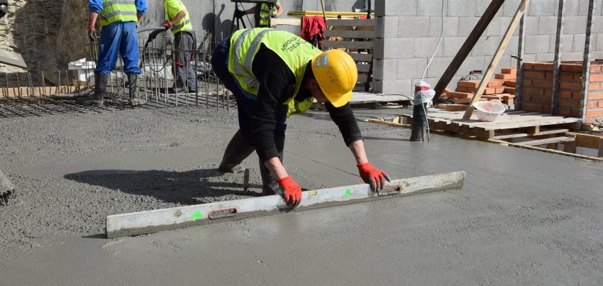 Az építkezések és felújítások során sokszor találkozunk olyan betonfajtákkal, amelyek első ránézésre hasonlónak tűnnek, a gyakorlatban azonban egészen eltérő szerepet töltenek be. Ilyen a szerelőbeton és az aljzatbeton is. Bár mindkettő a padlószerkezetekhez kapcsolódik, funkciójuk, összetételük és az alkalmazásuk időp...