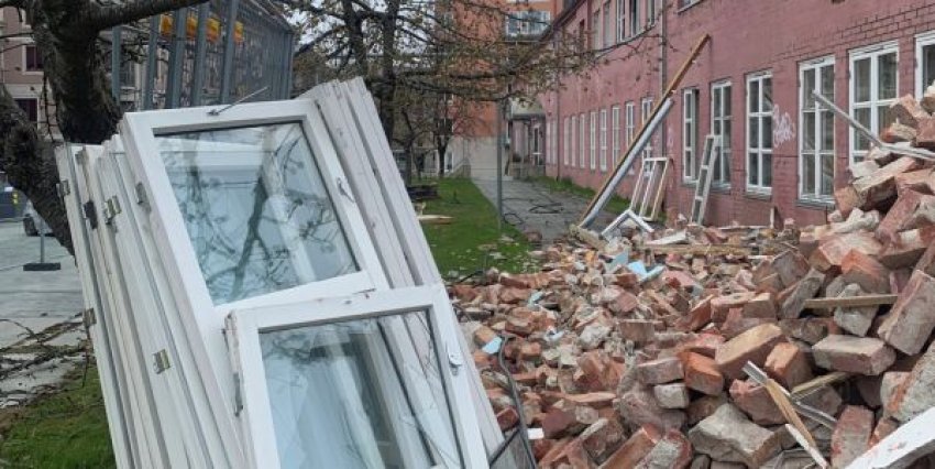 Képzeld el, ahogy egy régi ház eltűnik a föld színéről: por, zaj, konténerek, teherautók… A legtöbben itt már le is zárják a történetet, pedig valójában ekkor kezdődik csak el igazán. A bontott építőanyagok sorsa ma már nem mellékes részlet, hanem egyre fontosabb szakmai, gazdasági és környezetvédelmi k&e...