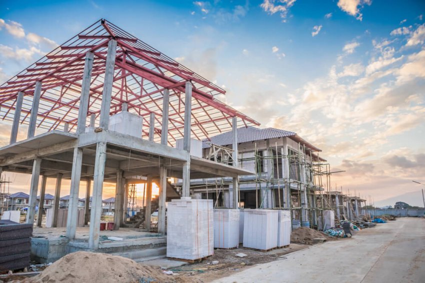 Egy építkezés vagy felújítás során szinte minden tulajdonos eljut arra a pontra, amikor megáll a kapuban, körbenéz és felteszi magának a kérdést: „Most akkor mi történik? Miért nem dolgozik itt senki?” Kívülről nézve ilyenkor úgy tűnhet, mintha a projekt teljesen leállt volna. Nincsenek zajok, nem &...