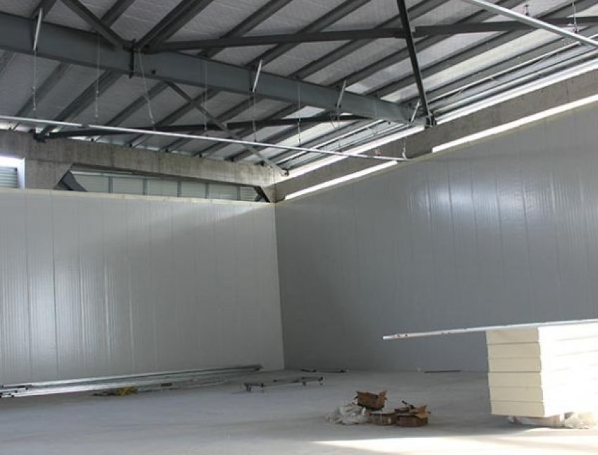 A szendvicspanelek falhoz és tetőhöz az elmúlt években az építőipar egyik legnépszerűbb megoldásává váltak, különösen ipari, mezőgazdasági és kereskedelmi épületek esetében. Nem véletlenül: ezek a modern burkolóelemek gyors kivitelezést, kiváló hőszigetelést és esztétikus megj...