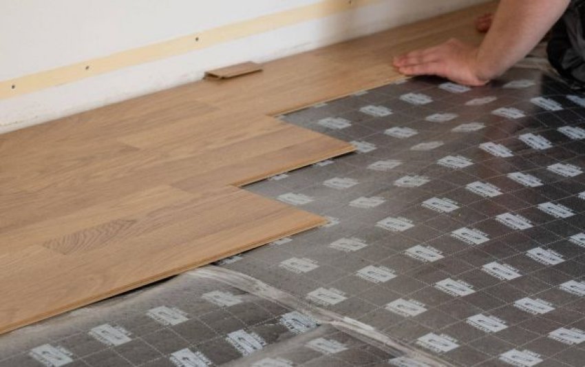 A párazáró fólia parketta alá történő beépítése sokaknál még mindig kimarad a parketta lerakása során, pedig ez az egyik legfontosabb lépés a tartós és problémamentes padló kialakításához. Gyakori hiba, hogy a párazáró réteget ...