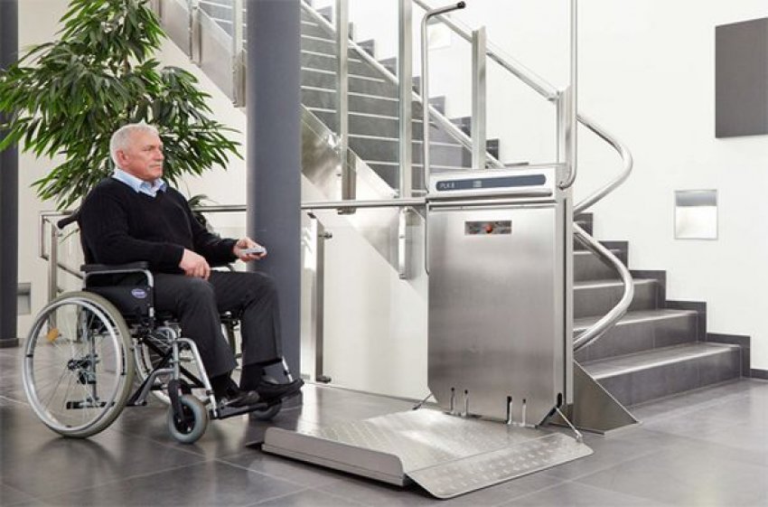 A lépcsőlift praktikus, biztonságos és kényelmes megoldás arra, hogy az idősek, mozgáskorlátozottak vagy akár átmeneti sérüléssel élők is gond nélkül közlekedhessenek a lépcsőkön. De hogyan működnek a lépcsőliftek a gyakorlatban? Ezek a berendezések egy sínrendszeren mozgó ülésből vagy p...