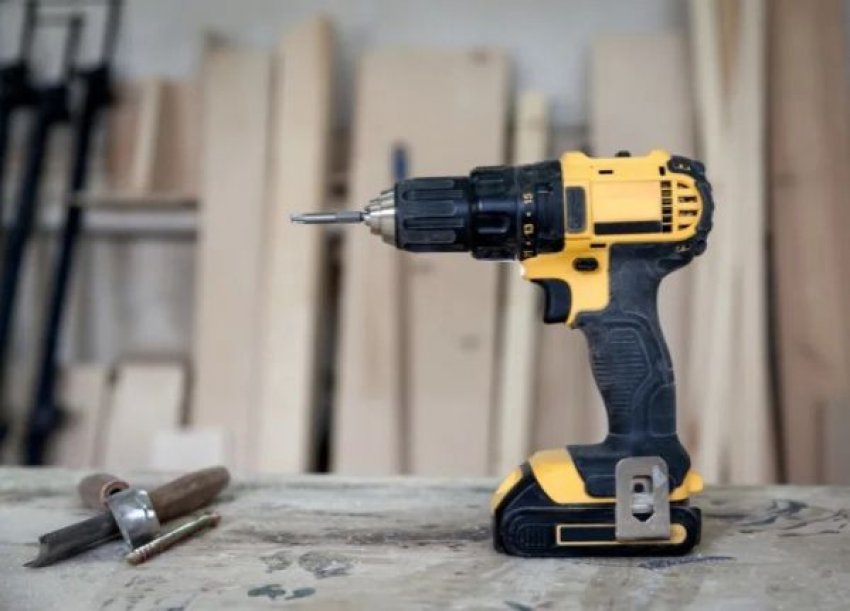 Az akkumulátoros csavarbehajtók fejlődése az elmúlt években messze túlmutatott azon, hogy egyszerűen erősebbek vagy gyorsabbak lettek. A hangsúly egyre inkább azon van, hogyan viselkedik egy szerszám a kézben, mennyire fárasztó hosszabb használat során és mennyire lehet vele pontosan dolgozni akkor is, amikor a munkakörülmények nem ideálisak.
Aki na...