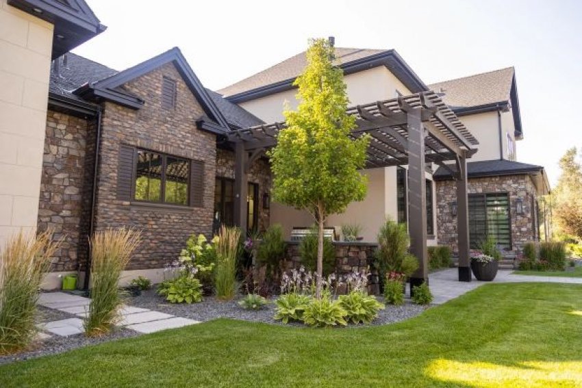 A házhoz közel, a kert elülső részébe tervezett fák kiválasztása kulcsfontosságú: csak olyan fafajokat kerülhetnek ide, amelyeknél nem kell kidőléstől vagy a nagy ágak letörésétől tartani, és mély gyökerekkel rendelkeznek. Lássuk, pontosan miket is érdemes ültetni és mil...