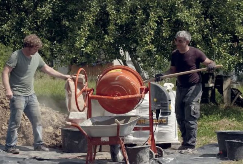 A beton az egyik legfontosabb és legsokoldalúbb építőanyag, amely szinte minden építkezésen megjelenik – legyen szó házalapról, teraszról, járdáról vagy akár egy kerti ösvényről. Jó hír, hogy a betonkeverés házilag is könnyedén megoldható, nem igényel különösebb szaktudást, v...