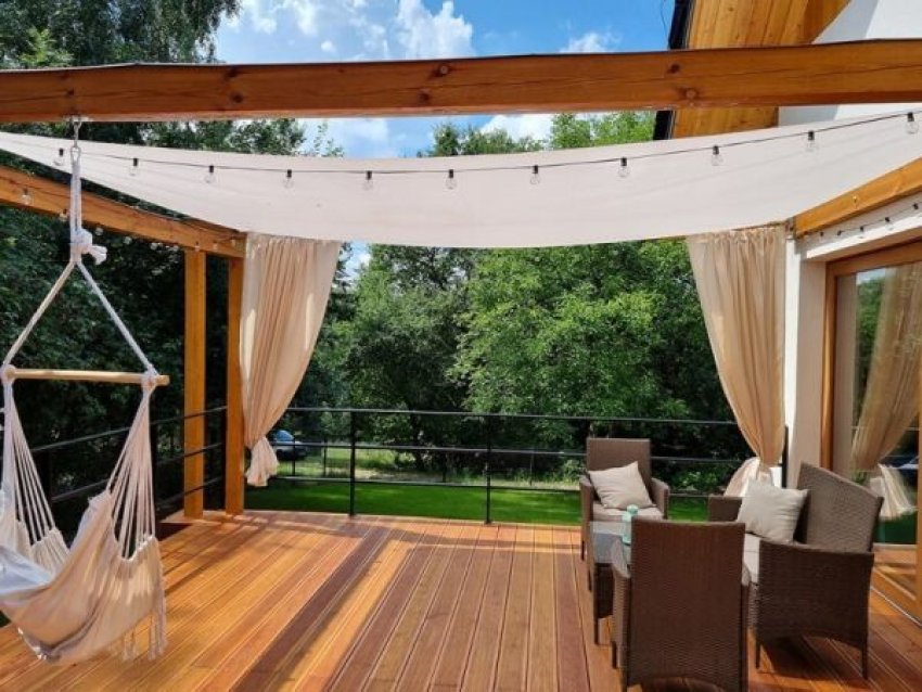 A kerti pihenőhely kialakítása akkor igazán sikeres, ha a kényelem és a praktikum kéz a kézben jár. Egy jól megtervezett terasz vagy kert lehetőséget ad arra, hogy a szabadban is zavartalanul pihenj, olvass vagy időt tölts a családdal. Ebben nagy segítséget nyújtanak a napvitorlák és a kerti székpárnák, amelyek ne...