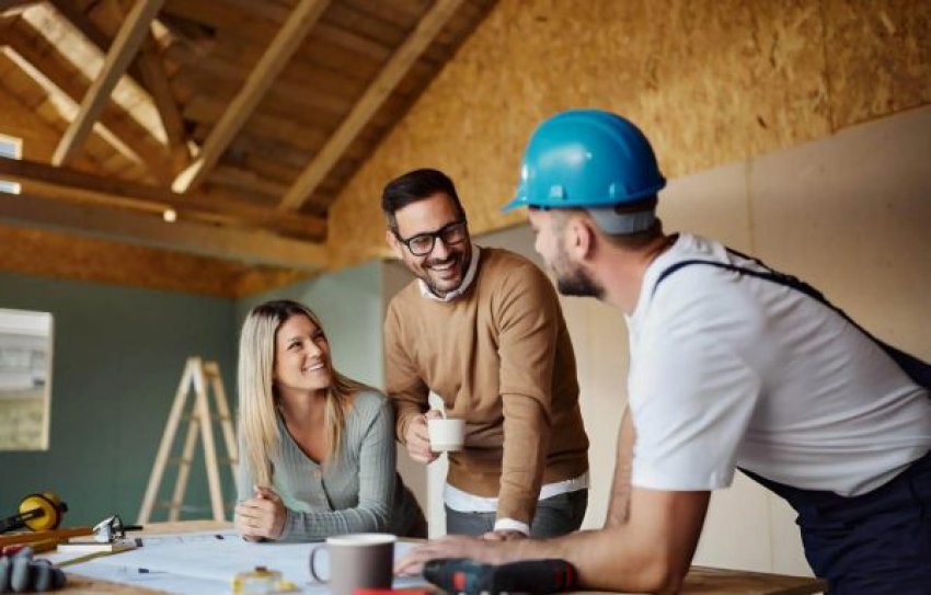 A felújítás során sokan szembesülnek azzal a kérdéssel, hogy mely munkákat érdemes saját kezűleg elvégezni, és hol válik kockázatossá a spórolás. A házi megoldások valóban csökkenthetik a költségeket, de nem minden feladatnál érdemes erre az útra lépni. Ebben a cikkben összegyűjtöttük a...