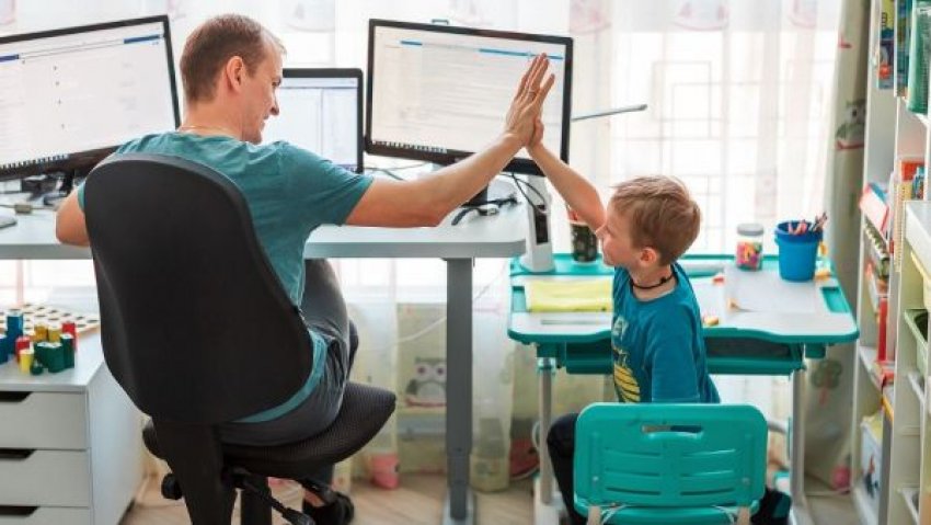 A családi otthoni iroda kialakítása ma már sok háztartásban alapigény: a szülők otthonról dolgoznak, a gyerekek pedig gyakran itt írják a leckét vagy tanulnak online. Egy jól megtervezett közös tér akkor működik igazán, ha egyszerre támogatja a fókuszált munkát és a nyugodt tanulást, miközben n...