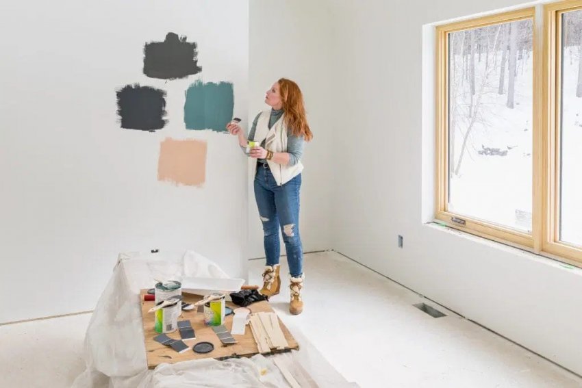 A beltéri felújítás egyik legkritikusabb döntése a színválasztás, hiszen a fal színe alapvetően meghatározza a tér hangulatát, fényviszonyait és optikai arányait. Mégis sok esetben a festék kiválasztása katalógus, apró mintakártya vagy webes inspiráció alapján történik. A ...