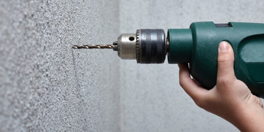 A falba történő fúrás sok esetben rutinfeladatnak tűnik: egy polc, egy karnis, egy bojler vagy egy klímaberendezés rögzítése során természetesnek vesszük, hogy csak előkapjuk a fúrót és indulhat a munka. A valóságban azonban a falak belseje jóval összetettebb, mint azt elsőre gondolnánk. Elektromos vezetékek, víz- &ea...