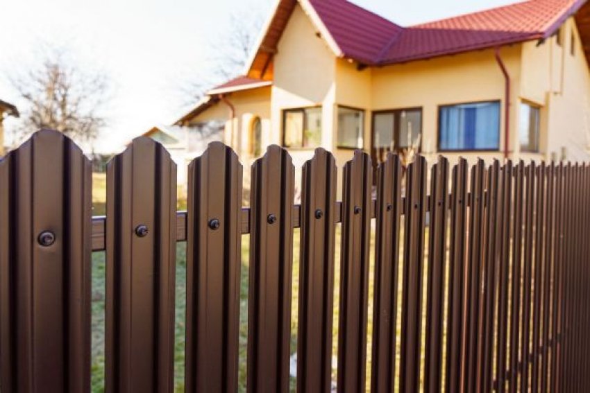 A kerítés nem csupán egy védelmi vonal, hanem az első benyomás, amit az otthonod a külvilág felé közvetít. Legyen szó egy idilli falusi házikóról vagy egy letisztult, ultramodern villáról, a megfelelő kerítés kiválasztása minden esetben kulcsfontosságú. Figyelembe kell venned a...