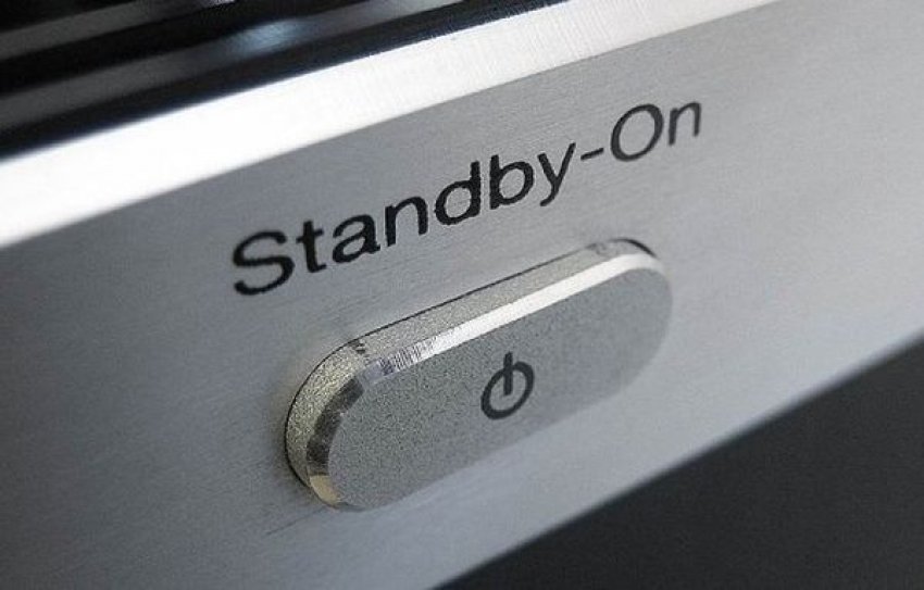 Van az a pillanat, amikor este lekapcsolod a lámpát, becsukod az ajtót, és azt hiszed: minden rendben, az otthonod pihen. Aztán ott villog egy apró piros LED, halkan zúg valami a sarokban, és...