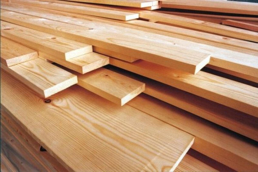 A szerkezeti faanyag hosszú ideje az egyik legérzékenyebb alapanyag az építőiparban. Gyorsan reagál az árváltozásokra, ugyanakkor sok esetben nehezen helyettesíthető, különösen családi házak, tetőszerkezetek és könnyűszerkezetes épületek esetében. Bár 2026-ból még csak néhány hét telt el,...