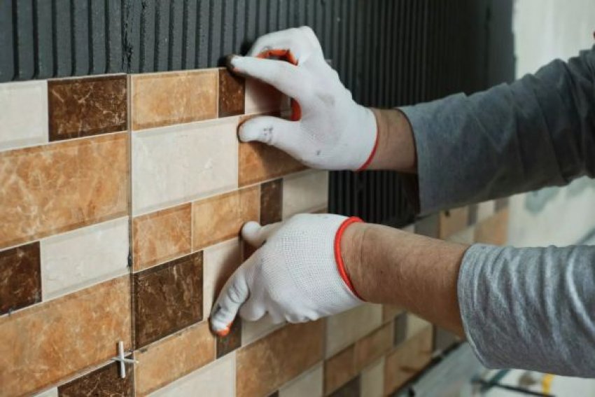 A kerámia- és porcelánlapok burkolása elsőre bonyolultnak tűnhet, de megfelelő előkészítéssel és pontos munkával otthoni környezetben is szép végeredmény érhető el. A csempe lerakása házilag akkor sikeres, ha tisztában vagy az alaplépésekkel, és nem sieted el a folyamatot. Legyen szó konyháról, f&uu...