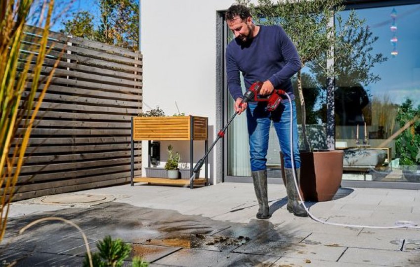 Ahogy beköszönt a jó idő, egyre több időt töltünk a szabadban, így a terasz és az erkély is újra a mindennapok részévé válik. A tél azonban komoly nyomokat hagyhat a kültéri burkolatokon: moha, alga, por, elszíneződés és makacs szennyeződések jelenhetnek meg. Mielőtt azonban ész nélkül nekiállnál súrolni vagy...