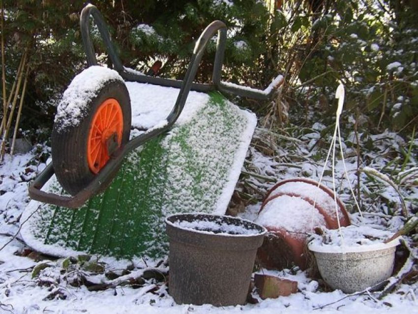 Az ünnepi készülődés közben könnyű megfeledkezni a kültéri teendőkről, pedig ezek hiánya később sok bosszúságot, felesleges kiadást vagy akár balesetveszélyt is o...