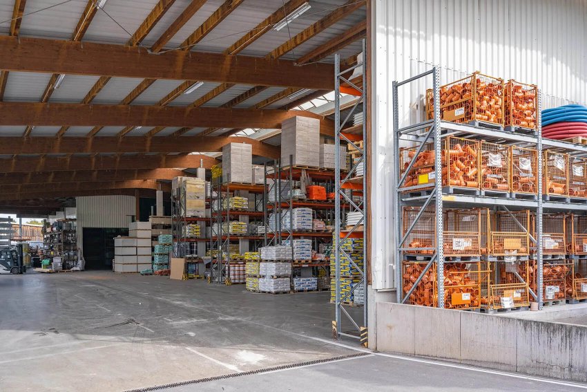 Az építőipari disztribútor kiválasztása ma már stratégiai döntés. Nemcsak az ár számít, hanem az elérhetőség, a logisztika megbízhatósága, a műszaki háttér és az, hogy az adott cég mennyire tud hosszú távon partnerként működni. Magyarországon számos olyan építőipari disz...