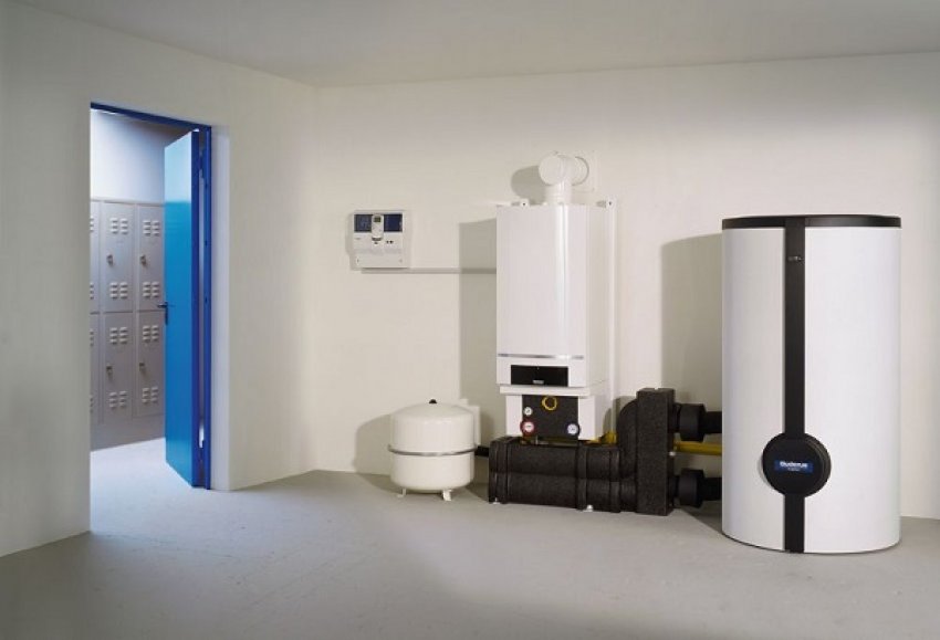 Az elavult fűtési rendszerek sok magyar otthonban még mindig működnek, gyakran évtizedek óta változatlan formában. Bár első ránézésre úgy tűnhet, hogy „amíg megy, addig jó”, a régi kazánok valójában komoly biztonsági, pénzügyi és környezetvédelmi kockázatokat hordoznak. Egy