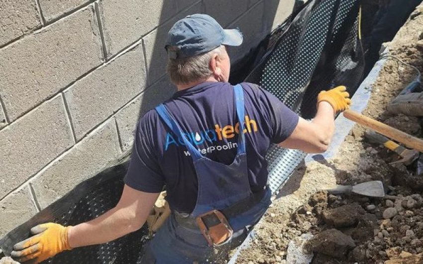 A legtöbb háztulajdonos csak akkor szembesül a vízelvezetés hiányának súlyával, amikor problémák jelentkeznek az első komolyabb esős időszak után. A falak lábazata átnedvesedik, a pince nyirkossá válik vagy a kertben állandóan tócsák maradnak. Ezek nemcsak bosszantóak, hanem komoly &e...