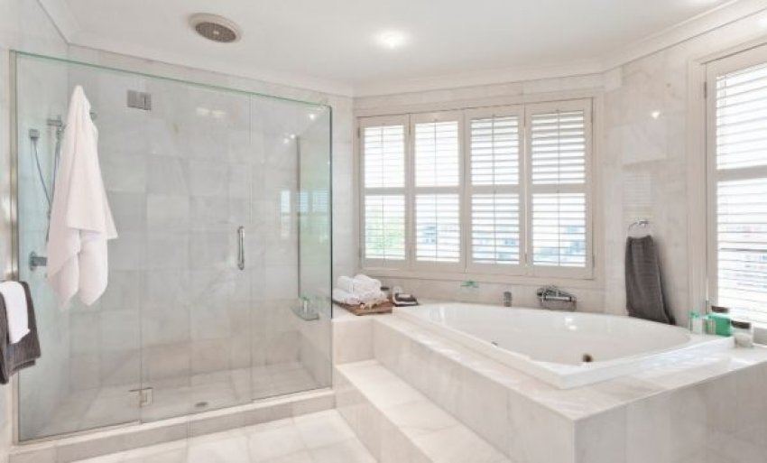 A fürdőszoba nem csupán funkcionális helyiség: ez az otthonod egyik legintimebb és legnyugodtabb szeglete, ahol indul a napod, és ahol le is zárod azt. A zuhanykabin vagy kád választása azonban sokkal többről szól, mint ízlésről: befolyásolja a napi rutinodat, a vízhasználatot és a fürdőszoba összhatását is....